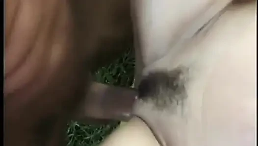Güzel genç esmer sikilmeden önce dışarıda büyük bir yarak emiyor