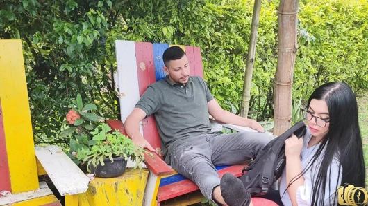 Fizyoterapist yarağa yardım etmek için Cris'i sikiyor