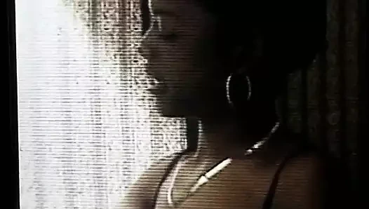 Doğal memeli Afrikalı güzellik zevkle yarak mastürbasyon yapıyor