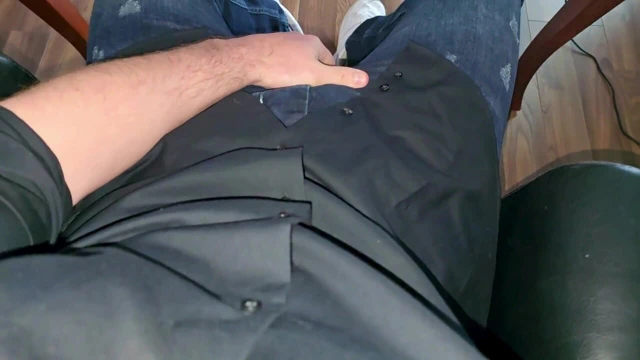 Patron sandalyesinde Alman sesi.. mavi Calvin Klein boksör... Sert bir şekilde yarak kayası.. boşalma öncesi akıyor