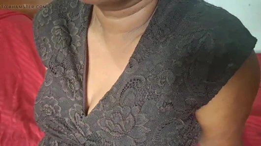 Temizlikçi kadın azgın bayan yatak odasında çok seksi