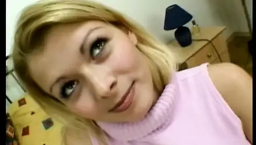 Azgın bebek bir bj verdikten sonra pembe amının yoğun bir şekilde rammed olmasını seviyor