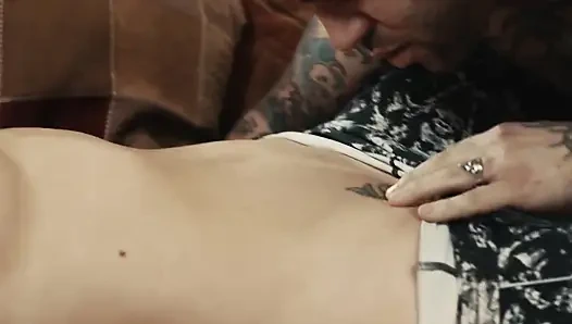 Komşu kızların sahnesi 2 kızın yarağa ihtiyacı var