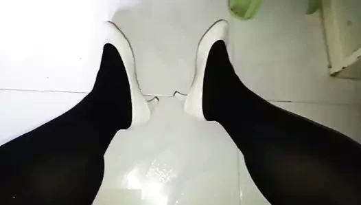 Beyaz patent pompalarında yürümek