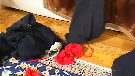 Küçük memeli genç sarışın kız biraz para kazanmaya karar verdi