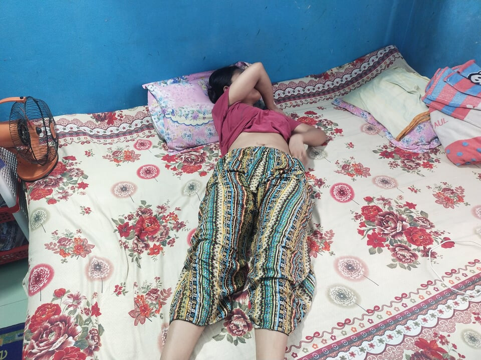 Hintli sıkı amcık bakire kız ilk kez en iyi arkadaşıyla seks yapıyor. Hintli bakire kız ilk kez seks yapıyor xxx video