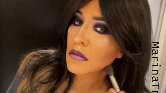 Marina makyajını yapıyor