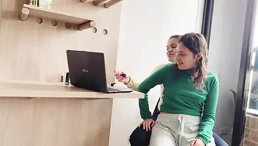 Lezbiyen eski sevgilimi yeni dairesinde takip ediyorum!!