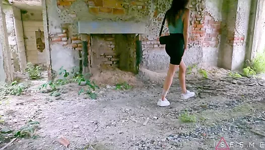 Terk edilmiş hapishanede riskli seks ateşli esmer