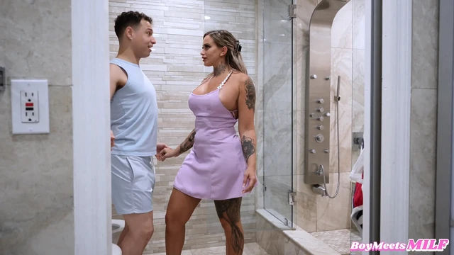 Шлюховатая мачеха Stephanie Love доминирует мной, пока не кончит на мой молодой член