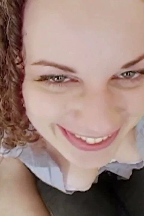 Bir kıvırcık saçlı esmer ve üç adam serbest akışlı grup seks için girip çıkıyor