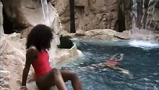 Öldürücü abanoz sürtük onu kedi yaladı ve şelaleye karşı doğada becerdin alır