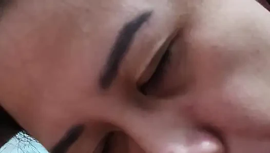 Büyük doğal memeli evli kadın yakın çekim sakso çekiyor ve yüzüne boşalıyor