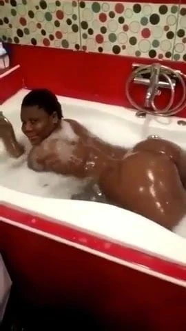 ma belle pute africaine dans le bain