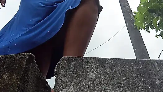 Ateşli ev hanımı yağmurlu günde açık havada amını gösteriyor