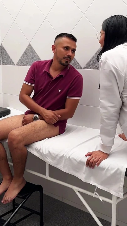 İki nemfoman hemşire, muayenehaneyi çılgın bir üçlüye dönüştürüyor | Klip 1