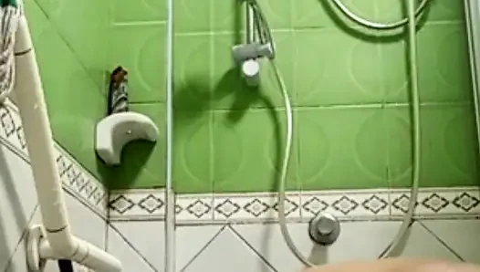 Sadece sabahın bu erken saatlerinde banyo yaparken izliyorum