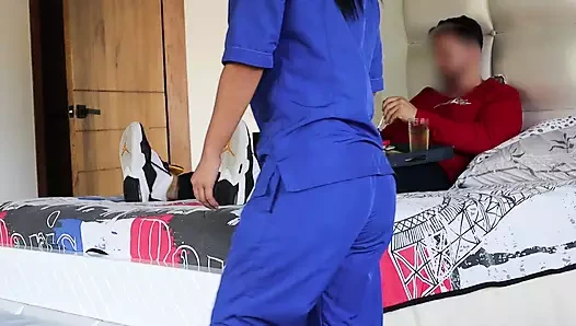 Kahverengi hizmetçi yatağa harika bir öğle yemeği getiriyor bölüm 1