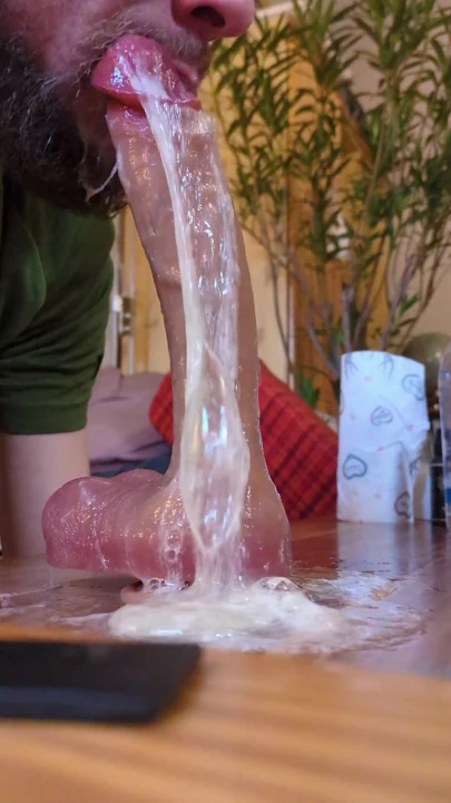 Çok ıslak tüylü dildo gırtlağına kadar alıyor