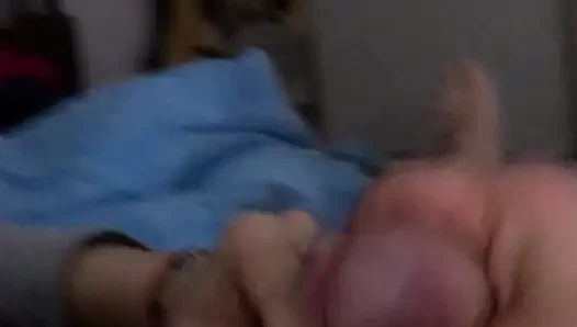 Karım bana büyük bir boşalma ile muhteşem bir gece mastürbasyonu yapıyor