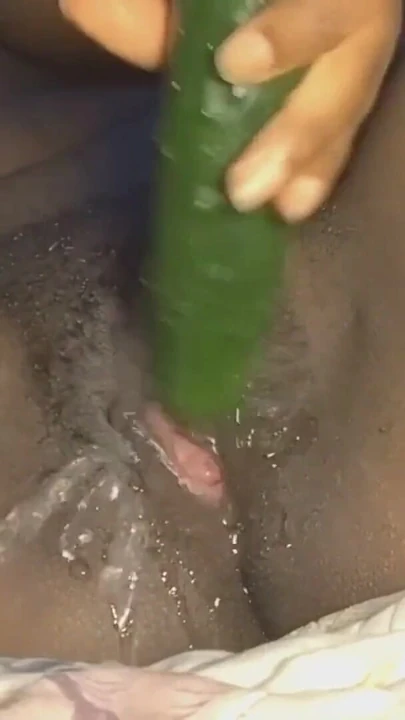 Sabah mastürbasyonu yüksek sesle orgazmla sona erdi. Sıkı amcığımı okşuyor | Klip 1