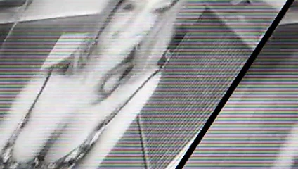 Kız güzel raf web kamerası önünde yanıp söner