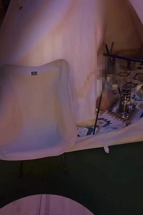 Tek başına kamp yapan bir kadınla çadır seks.