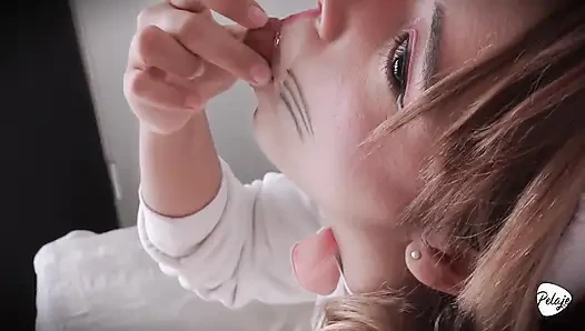 Masum tavşan, deliklerine havuç doldurulmasını çok seviyor.