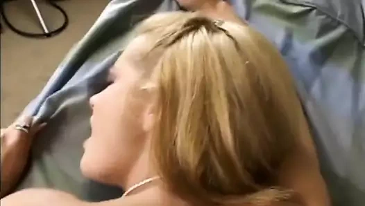 Bakış açısı sarışın misyonerde sert sikiliyor