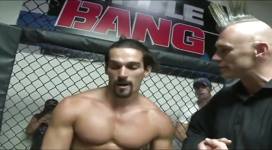Sophie Dee spor salonunda yaklaşan kin maçı için pratik yapıyor ve orada sparing partnerinin sert yarağını emiyor