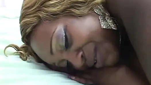 Büyük siyah yarak üzerinde büyük şişman siyah doğal göğüsler