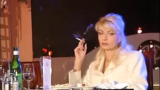 Güzel sarışın sadece ağzında büyük yarağı seviyor