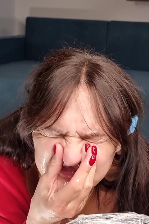 Kırmızı giysili sapkın olgun kadın