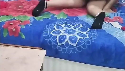 Güzelliği ve harika vücuduyla beni cezbederken karımı sikiyorum