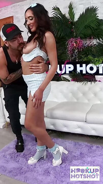 Chloe Amour üzerine boşalana kadar Nade Nasty'i gırtlağına kadar alıyor!