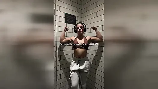 Minyon genç kız sperm için can atıyor