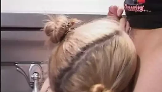 Büyük götlü sarışın Fransız sürtük ateşli anal sikişin tadını çıkarıyor