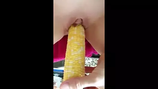 Olgun kadın ustaca koçanı kullanır