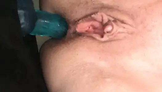 Yeni yastıklı orta yaşlı seksi kadın ile anal tek başına ev yapımı genç erkek avcısı yakın çekim