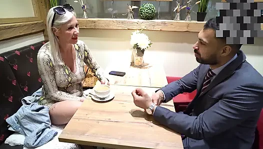 Orta Yaşlı Seksi Kadın Sikiliyor: Sinflare Büyük Memeli Orta Yaşlı Seksi Kadını Kafeden Alıyor