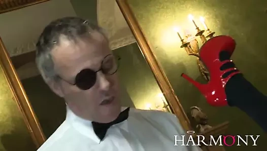 Samantha bentleys oynarken hemşire