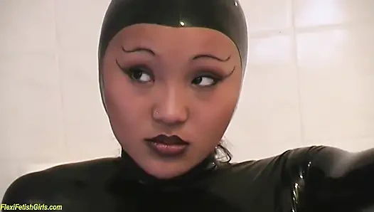 Sevimli genç Asyalı lateks genç kız flexi vücudunu esnetiyor