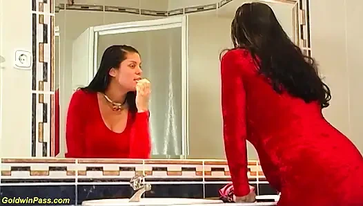 Seksi aşırı hamile genç kız sabunlu ateşli duş alıyor