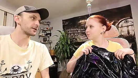 İstek Listesi Hediyeleri 9 - Kırmızı Korse Ve Siyah Vinil Elbise Kutu açılıyor Ve Mastürbasyon