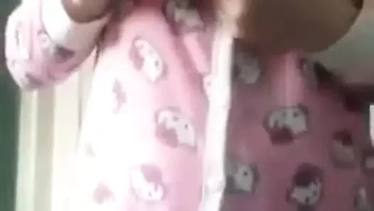 Sıcak kız onu çıplak gösterir