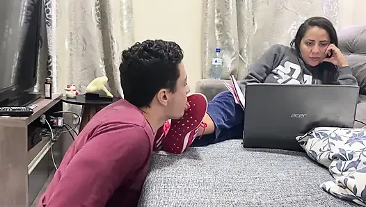 Kiffa spor ayakkabılarını yalarken ayak kölesini görmezden geliyor