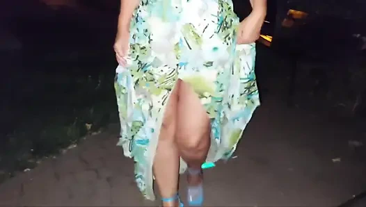 Topuklu seksi üvey anne açık havada üvey oğlunu baştan çıkarıyor ve ona ayakla muamele çekiyor