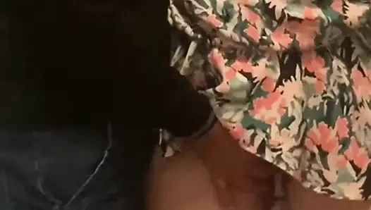 En iyi metro! Ateşli orta yaşlı seksi kadın amına dokunmam için bacaklarını açıyor