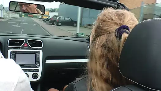 Alman sürücü sadece seksi sürtük kızların oturmasına izin veriyor