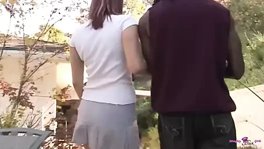 Beyaz ateşli kız arkadaşını büyük zenci yarağına binmeye davet edince evde oturma baharatlı oluyor